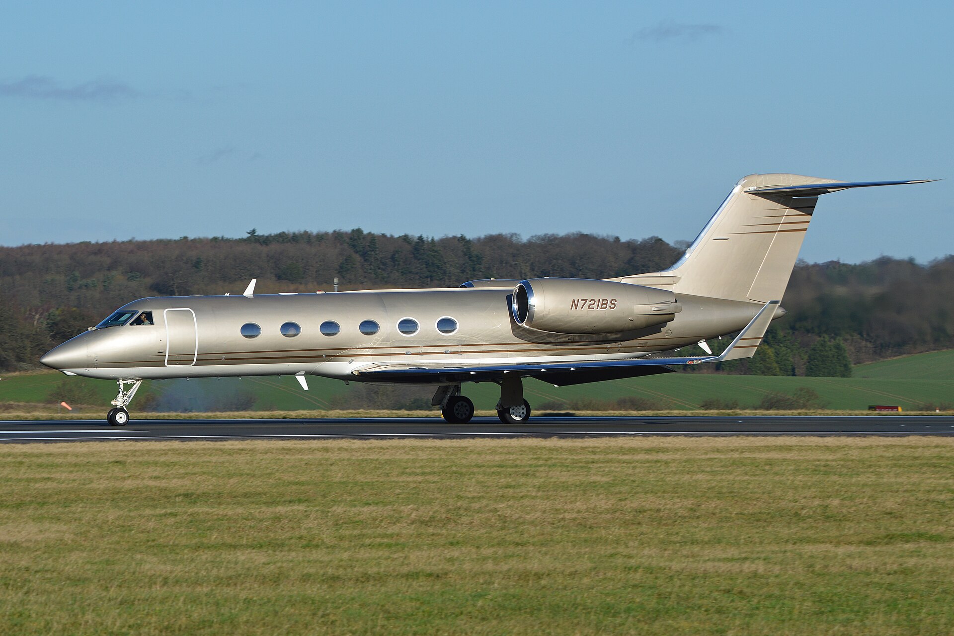 Gulfstream G400 de matrícula americana N721BS na pista, fuselagem dourada; não é o LV-JQW, é o mesmo modelo